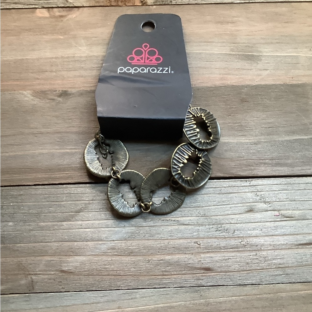 ❄️ Paparazzi | Brass-Toned Circular Bracelet